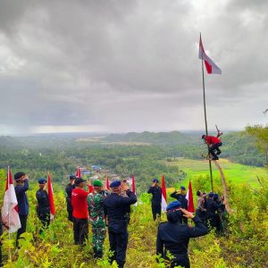 Pupuk Jiwa Nasionalisme Personel, Brimob Bone Kibarkan Bendera Merah Putih di Puncak Lampoko