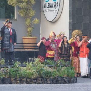 Irup Anggiat Sinaga, Manajemen Hotel Claro Ramaikan HUT RI dengan Pakaian Adat Berbagai Daerah