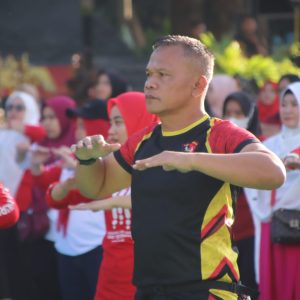 Danyon Ichsan Pimpin Personel Brimob Bone Ikuti Olahraga Bersama Korem 141/Toddopuli