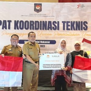 Yayasan Hadji Kalla Serahkan 1.000 Bendera Merah Putih Sambut HUT RI ke-78