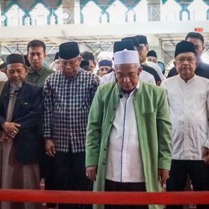Taufan Pawe Turut Salati Jenazah Mantan Gubernur Sulsel Amin Syam
