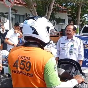 Polres Parepare Kampanye Keselamatan Berlalu Lintas, Bagi Helm Gratis Hingga Beri Imbauan