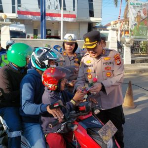 Kapolres Gowa Bagikan Helm Gratis Bagi Pengendara Motor di Gelaran Operasi Zebra