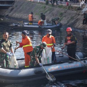 Kolaborasi dengan Komunitas WCD Sulsel, Kalla Gelar Aksi Bersih Kanal