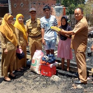 Dinsos Pinrang Salurkan Bantuan ke Warga Terdampak Kebakaran