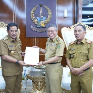 PJ Gubernur Sulsel Serahkan SK Pengangkatan, Husni Syam Resmi Jabat Sekda Kota Parepare