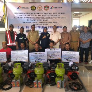 Bupati Wajo Dampingi AYP Serahkan Bantuan Paket Konvensi BBM ke BBG untuk Nelayan dan Petani