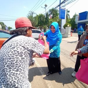 Bareng Karyawan, IWABRI Cabang Pangkep Berbagi Jumat Berkah ke Pengguna Jalan