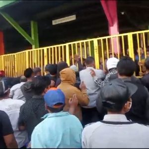 Pemkot Makassar Ambil Alih Pasar Butung, Pedagang Bentrok Lawan Aparat