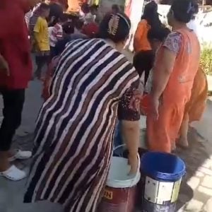 Caleg Dapil II PDIP Andi Nabila Kembali Distribusikan Bantuan Air Bersih ke Warga Tallo