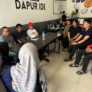 Silaturahmi Badko HMI Sulselbar, Presidium KAHMI Sulsel Muhammad Fauzi Serahkan Bantuan Laptop
