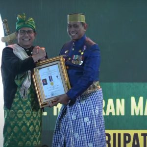 Bupati Wajo dan Kepala Desa Waetuwo Terima Penghargaan Nasional Dari Menteri Desa PDTT
