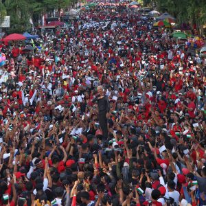 Ratusan Ribu Orang Banjiri Jalan Sehat Perjuangan di Makassar, Ganjar Antusias Lihat Semangat Warga