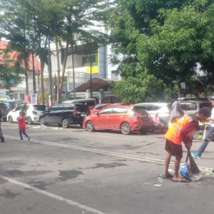Jaga Kebersihan Lingkungan, 50 Personel Siaga Bersama Relawan Bersihkan Area Jalan Sehat Perjuangan Bersama Ganjar Pranowo