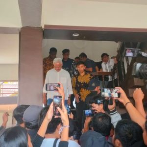 Ganjar Terkesan Ketua BPS Gereja Toraja Beri Sejadah dan Ruangannya Untuk Sholat
