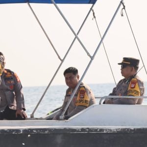 Kapolres Pelabuhan Makassar lakukan Patroli Perairan Untuk Ajak Masyarakat Jaga Kondusifitas Pemilu 2024