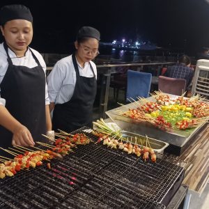 Nikmatnya Grill BBQ di Spot Sunset Terbaik di Kota Makassar