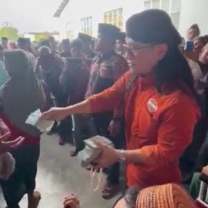 Video Gus Miftah Bagi-bagi Uang, Diduga Bawa Nama Paslon 02