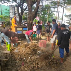 Satgas Kebersihan Mariso Bersihkan Taman Pajonga Dg Ngalle