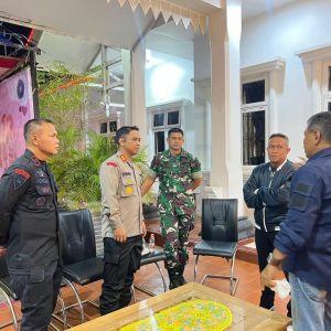 Misa Malam Natal di Bone Berjalan Aman, Danyon Ichsan: Sinergitas Pengamanan TNI dan Polri
