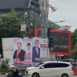 Bawaslu Makassar Minta Parpol dan Caleg Turunkan Sendiri Baliho di Zona Terlarang
