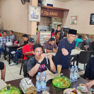 Tampil Sederhana, Kaesang Ngopi Bareng Warga di Makassar