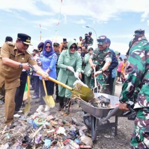 Pj Gubernur Sulsel Ikut Gerakan Perangi Sampah Plastik Bersama KASAD TNI