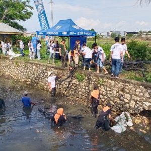 BRI Pangkep Bersama Masyarakat Bersih-bersih Sungai Palampang