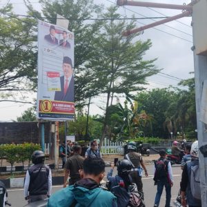 Bawaslu Makassar Turunkan Paksa Baliho Caleg di Zona Terlarang