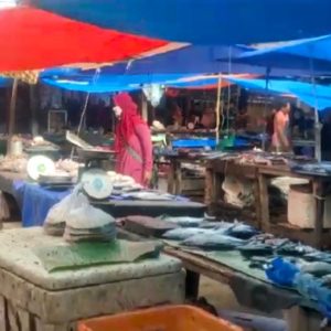 Diduga ODGJ, Ibu Ini Bawa Parang Mengamuk di Pasar Tasiu Mamuju