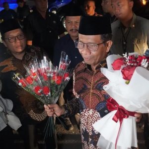 Mahasiswa Beri Mahfud MD Bunga Sebagai Simbol Harapan Jaga Demokrasi Indonesia