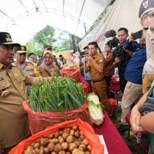 Pj Gubernur Sulsel dan Kapolda Sulsel Pantau Langsung Harga Bahan Pokok di Pasar Tradisional