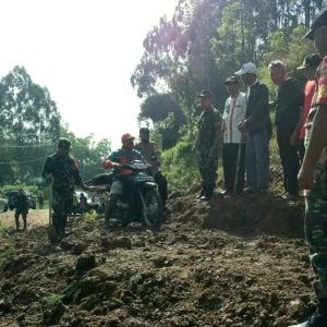Longsor Timbun Badan Jalan, TNI Bantu Warga Melintas