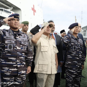 Prabowo Lepas Kapal RS TNI KRI Radjiman ke Palestina