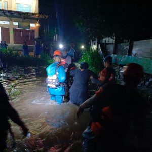 Hujan Deras Melanda Parepare, Tim SAR Brimob Sulsel dan BPBD Lakukan Evakuasi Kepada Warga Terdampak Banjir