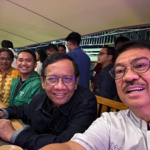 Ridwan Andi Wittiri Makan Malam Bareng Prof Mahfud MD di Atas Kapal Phinisi Losari