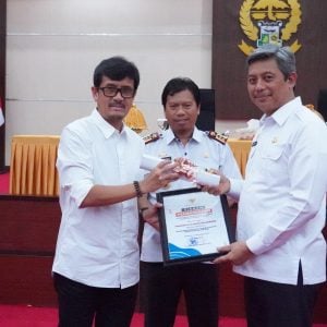 Sekda Pinrang Terima Penghargaan Atas Dukungan Penyelenggaraan Kabupaten Sehat