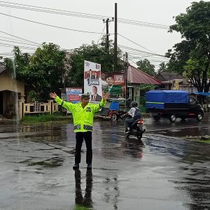 Meski Hujan Turun, Personel Sat Lantas Polres Takalar Tetap Semangat Pengaturan Pagi