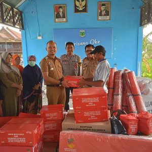 Dinsos Pinrang Salurkan Bantuan Kepada Korban Bencana Angin Kencang