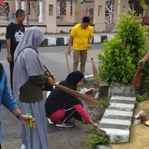 Aksi Nyata, Disperpus Parepare Bersihkan Lingkungan sekitar Masjid Raya dan Warkop Hastom