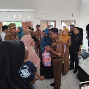 Pj Bupati Junaedi Bakri Salurkan Bantuan Pangan untuk Warga Jeneponto