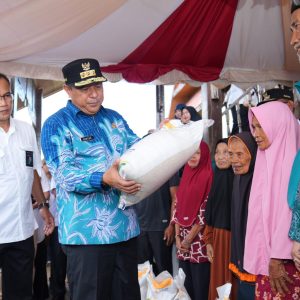 Pj Gubernur Sulsel Salurkan Bantuan Pangan Pemerintah Pusat untuk Warga Miskin Takalar