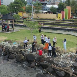 Jelang Penilaian Adipura, PJ Wali Kota Parepare Instruksikan Kerja Bakti Terpadu di Taman Mattirotasi