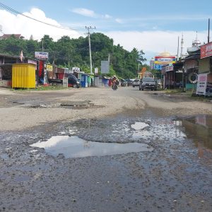 Lubang di Jalan H Abd Malik Pattana Endeng Membahayakan Pengendara