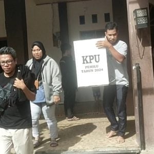 Petugas Gabungan Evakuasi Kotak Suara yang Disembunyikan KPPS di Rumah Warga