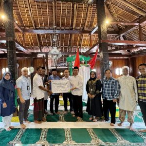 BPJS Ketenagakerjaan Menyerahkan 100 Paket Bantuan Perlengkapan Jenazah di Masjid Tua Wapauwe