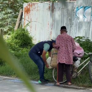 Viral di Medos, Sosok di Balik Aksi Sosial AR7 yang Bagi-bagi Sembako-Amplop Berisikan Uang ke Warga Makassar Ternyata Orang Penting di Sulsel 