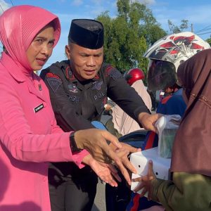 Brimob Bone Bersama Baznas Bagikan Ratusan Takjil dan Nasi Kotak Kepada Pengguna Jalan di Depan Mako