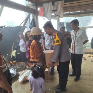 Peduli Korban Bencana, Kapolres Tator Datangi Keluarga yang Terdampak Longsor