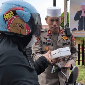Batalyon B Pelopor Satbrimob Polda Sulsel dan Bhayangkari Berbagi Takjil